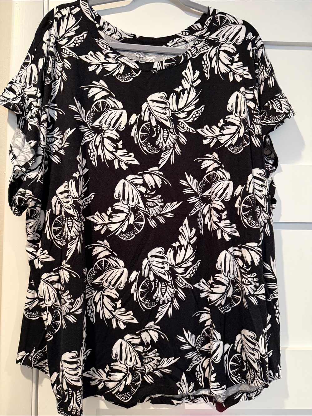 crown & ivy Black & White Botanical Short Sleeve Tee